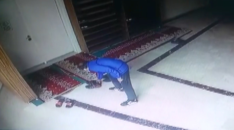 Camiden ayakkabı çaldı!